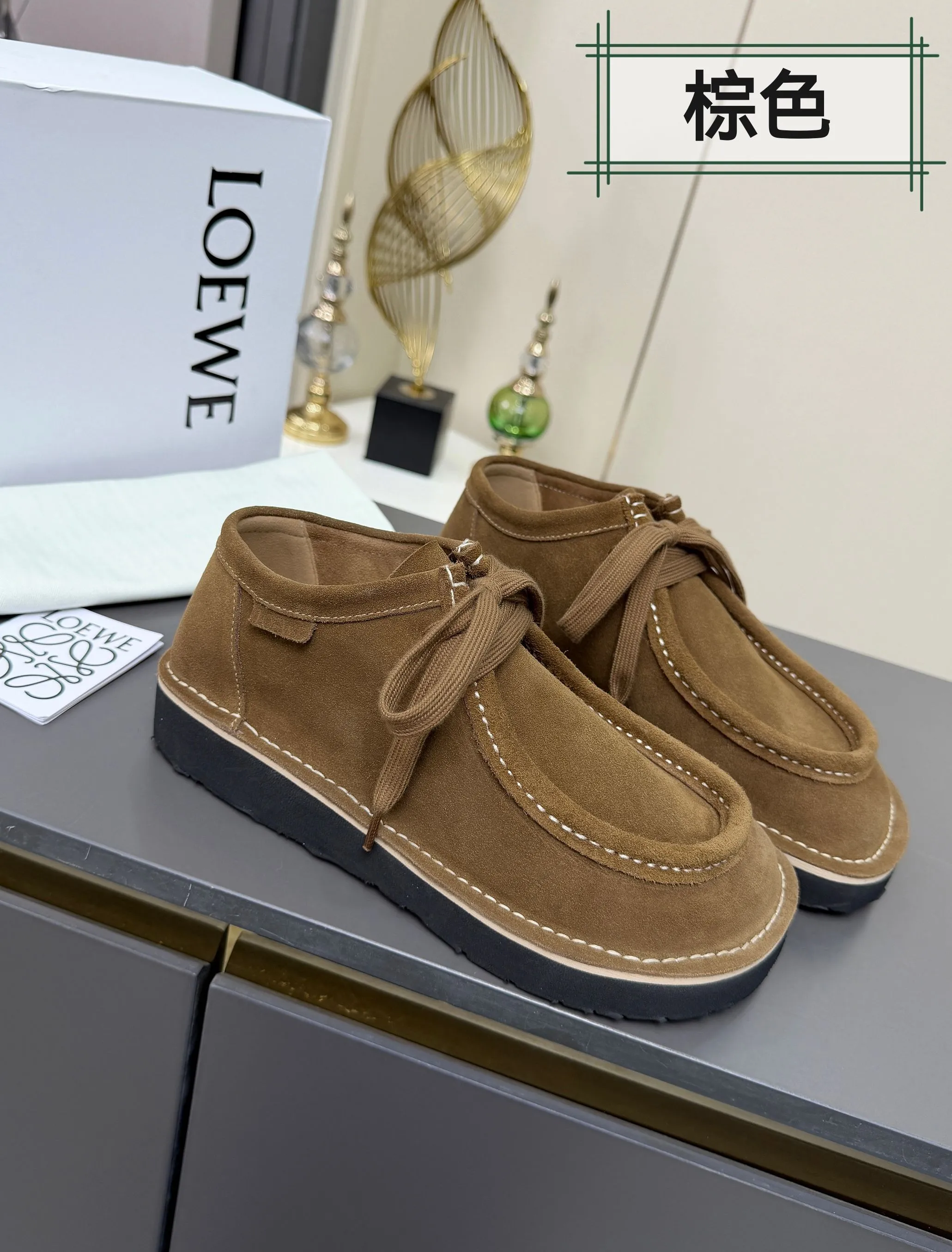 👟👟Ex-factory price 560👟👟 LOEWE·Loewe's latest kangaroo shoes, split cow leather, suede cow leather, thick-soled lace-up casual shoes, lace-up retro British style, from design to texture, allowing you to easily have a high-end luxury wearing experience. The upper is made of imported high-mercerized smooth cow suede. The delicate texture has a natural velvet-like sheen. Every inch exudes low-key sophistication. It is matched with the light-feeling EVA foam outsole. The 3-centimeter heel height is just right. It not only quietly elongates the body shape, but also brings the comfort of walking on the ground! The original version was purchased and developed, and the details are well handled. It is worth owning. It has a unique fashionable and trend-leading style. It is highly recommended to stock up. The shoe style is great, the leather is soft and comfortable, very comfortable on the feet and easy to match. ✦Fabric: imported high mercerized cowhide ✦Lining: no lining ✦Outsole: original EVA foam outsole ✦Number of sizes: women's size: 35#-40# (TT)